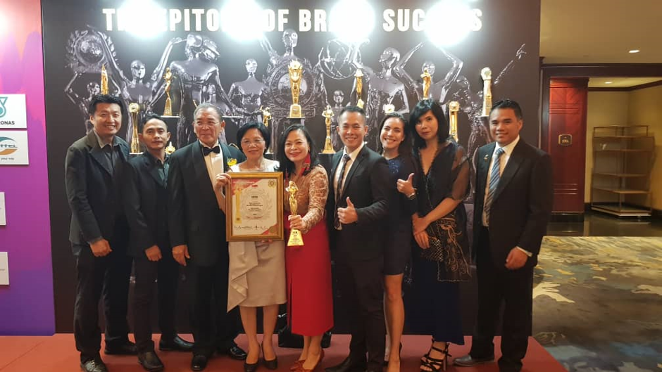 BESarawak team in Singapore to receive the award.